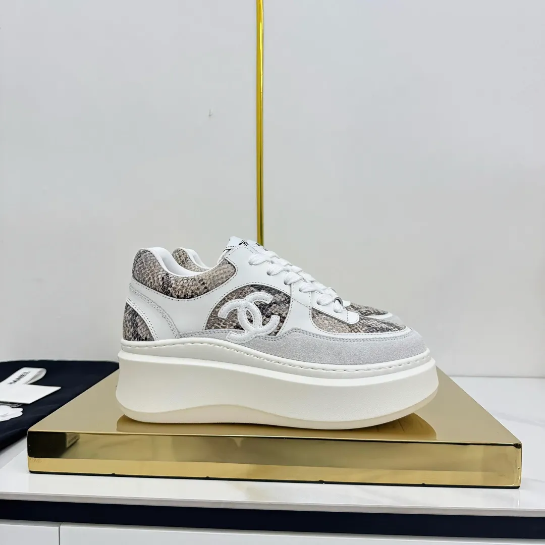 👟👟Ex-factory price 680👟👟 Upgraded version, upgraded version, upgraded version! No rebuttal accepted! ! ! ! Chanel Chanel panda shoes! 2025 counter's top casual sports shoes. This classic design; the upper is electro-embroidered with a variety of techniques; the outsole is fashionable and sporty; the unusual inclusion of a variety of color matching elements... The diversified mix and match is very good-looking and versatile, and can be used for leisure, fashion, sports, and outdoor... ꫛꫀꪝ Go➫ Materials: ❶Upper made of: original imported first-layer silk cowhide + original waterproof cloth + original first-layer cowhide ❷Inner lining: Original Yangli+Net ❸Outsole based on: Original TPU combination outsole Counter boutique packaging complete set for women 35–41 👉 👉 👉 👉 👉 👉 👉